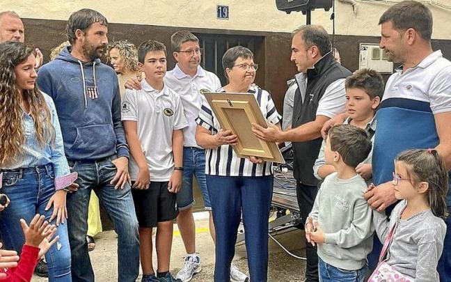 Los familiares de José Alberto Rivas Campo observando el cuadro que les regalaron. Los familiares de José Alberto Rivas Campo observando el cuadro que les regalaron.
