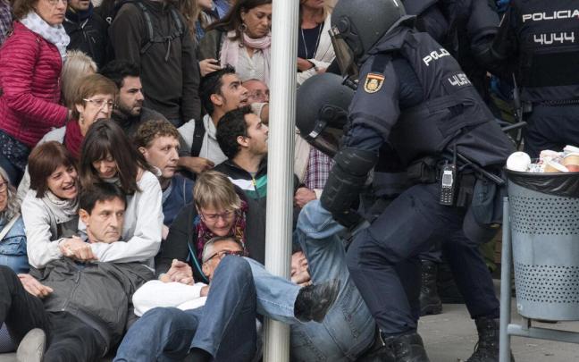 Agentes de la Policía Nacional intentan desalojar a concentrados el 1-O. Agentes de la Policía Nacional intentan desalojar a concentrados el 1-O.