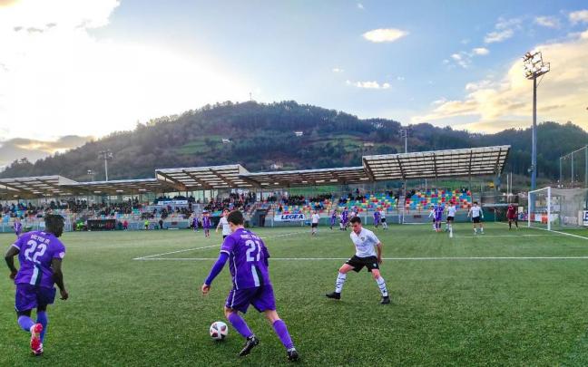Mikel Yoldi encara el &aacute;rea del Gernika en Urbieta.