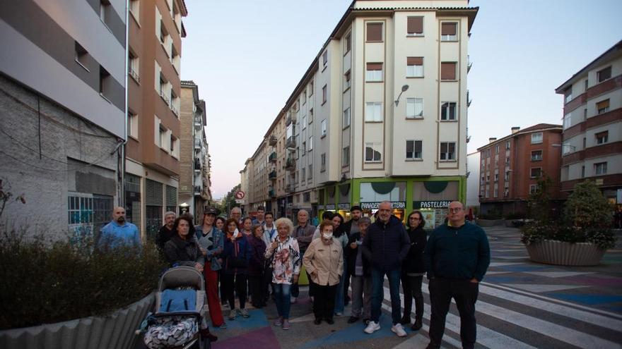 Vecinos y comerciantes afectados, ante los n&uacute;meros 8 y 10 de Manuel de Falla, que, seg&uacute;n afirman, el PEAU prev&eacute; derribar.