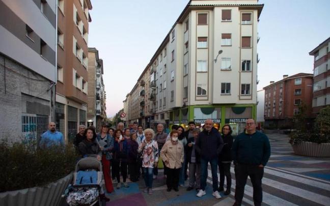 Vecinos y comerciantes afectados, ante los n&uacute;meros 8 y 10 de Manuel de Falla, que, seg&uacute;n afirman, el PEAU prev&eacute; derribar.