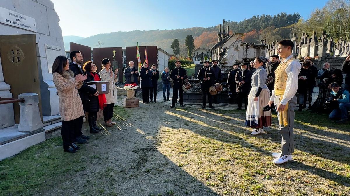 Acto de entrega de los restos del gudari Mikel Alberdi a su familia.