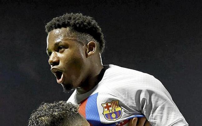 Ansu Fati celebra el cuarto gol del Barcelona con Raphinha. | FOTO: EFE