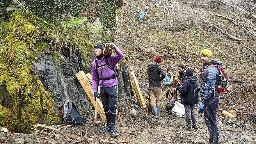 Miembros de Elgoibarko Baso Biziak en plena plantación. | FOTO: A.Z