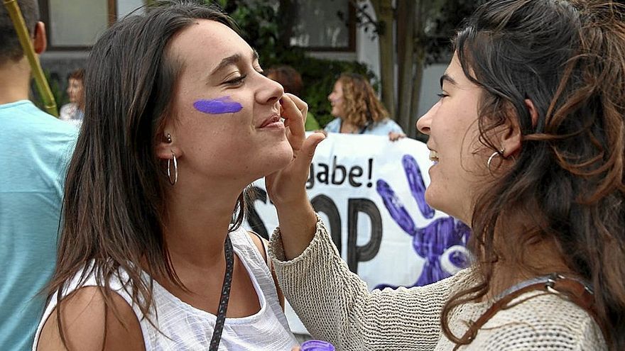 Mujeres, en una concentración de protesta contra las agresiones machistas en Bakio | FOTO: JUAN LAZKANO