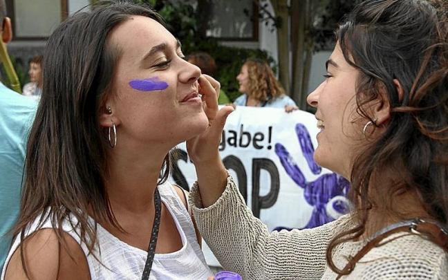Mujeres, en una concentraci&oacute;n de protesta contra las agresiones machistas en Bakio | FOTO: JUAN LAZKANO