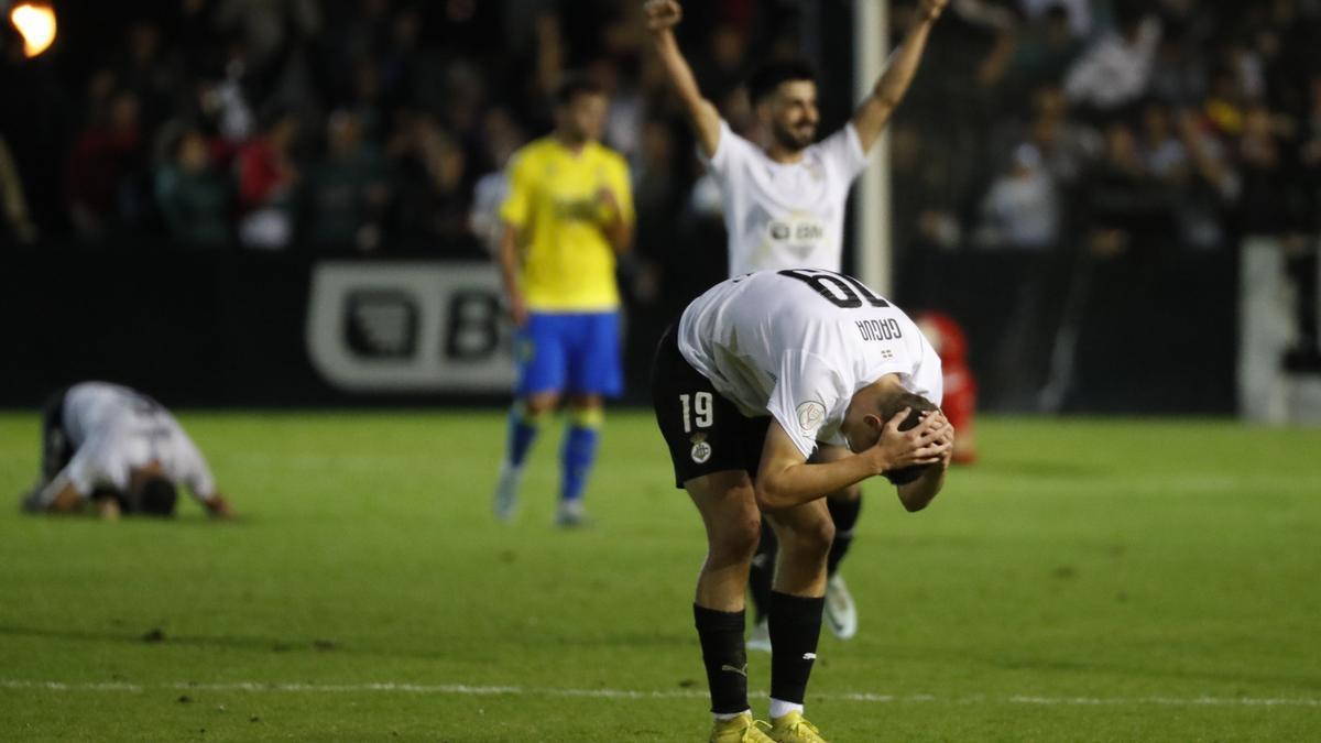 Los jugadores del Real Unión celebran la victoria del equipo irundarra