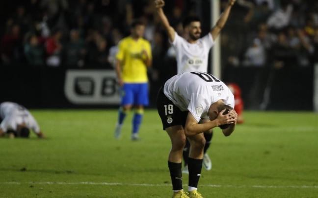 Los jugadores del Real Unión celebran la victoria del equipo irundarra