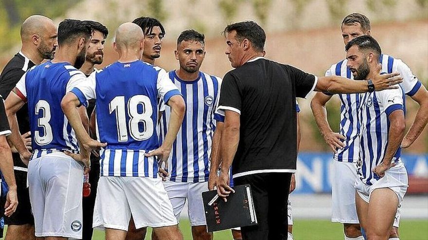 Luis García da instrucciones a sus jugadores durante el amistoso ante el Besiktas.