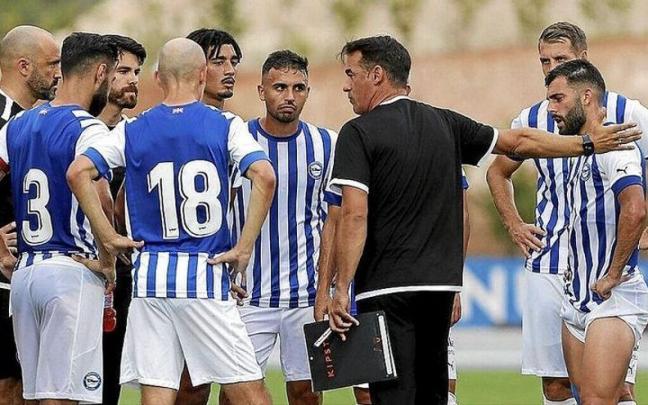 Luis Garc&iacute;a da instrucciones a sus jugadores durante el amistoso ante el Besiktas.
