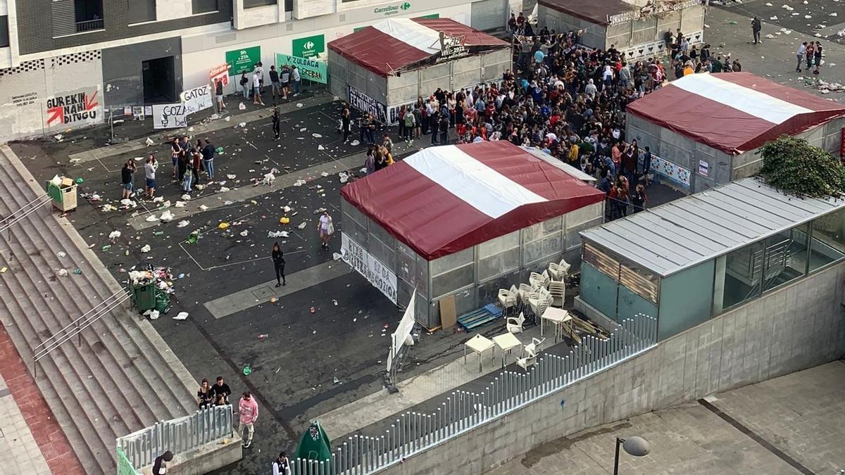 La plaza Iturrondo con las txosnas, en fiestas.