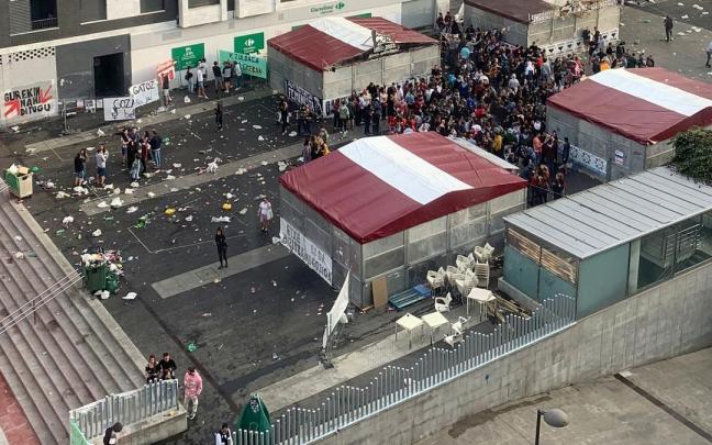 La plaza Iturrondo con las txosnas, en fiestas.