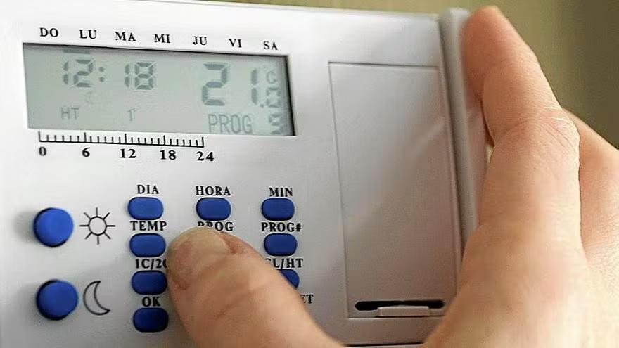 Ajuste de la temperatura de la calefacción en el termostato de una vivienda.