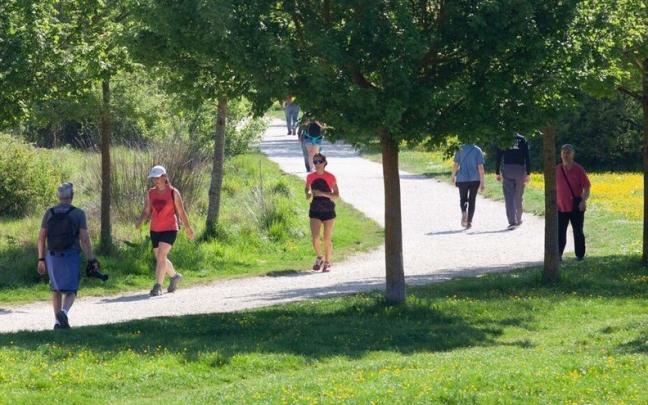 Vecinos de Gasteiz hacen deporte en el Anillo Verde.