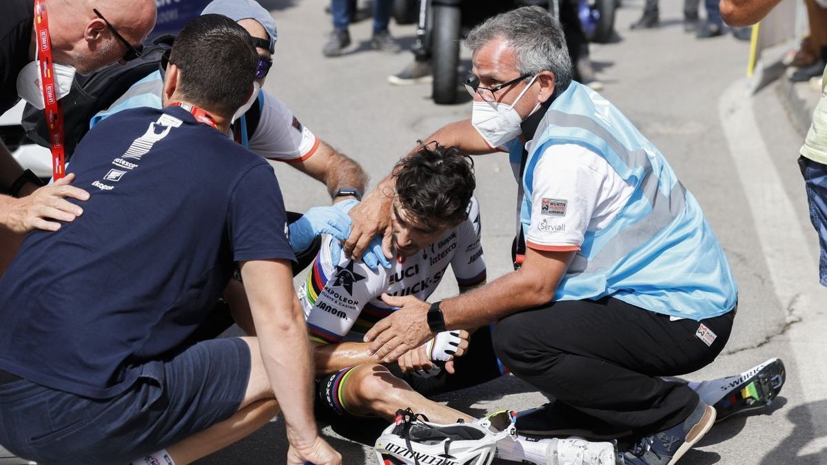 Alaphilippe, en el suelo tras caerse durante la undécima etapa de la Vuelta