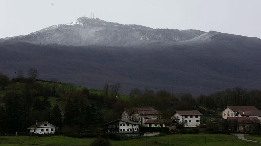 Nieve en la Sierra de Aralar en una imagen tomada este domingo