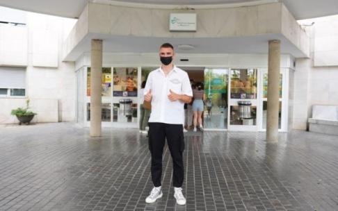 Peter Pokorny?, en la entrada de Policlínica Gipuzkoa.