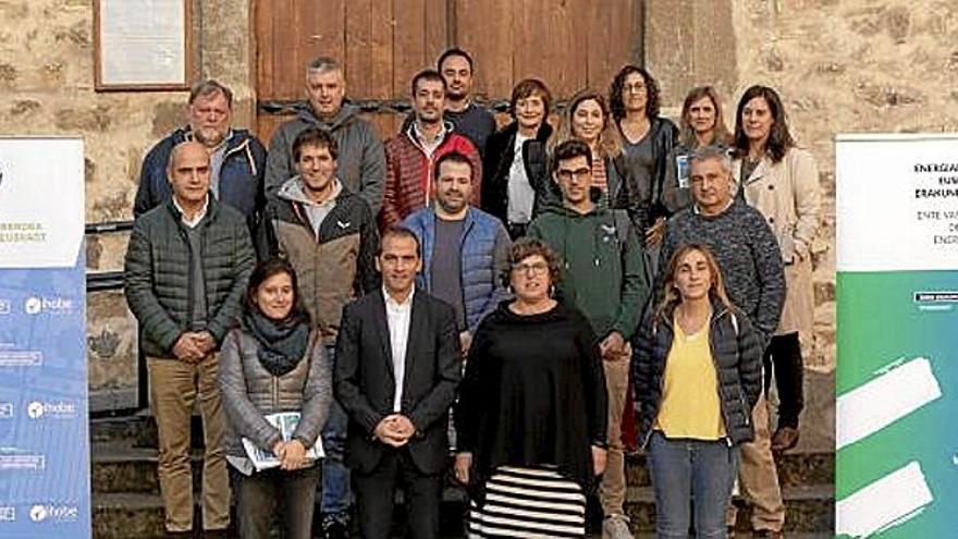 Participantes de la reunión informativa sobre la nueva guía medioambiental en la puerta de la casa de cultura de Amurrio.