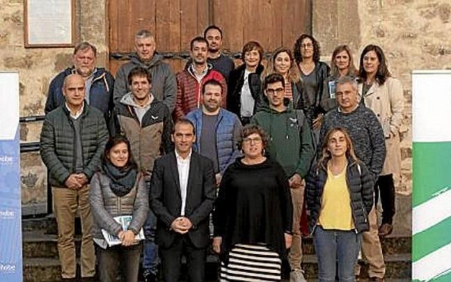 Participantes de la reunión informativa sobre la nueva guía medioambiental en la puerta de la casa de cultura de Amurrio. Participantes de la reunión informativa sobre la nueva guía medioambiental en la puerta de la casa de cultura de Amurrio.