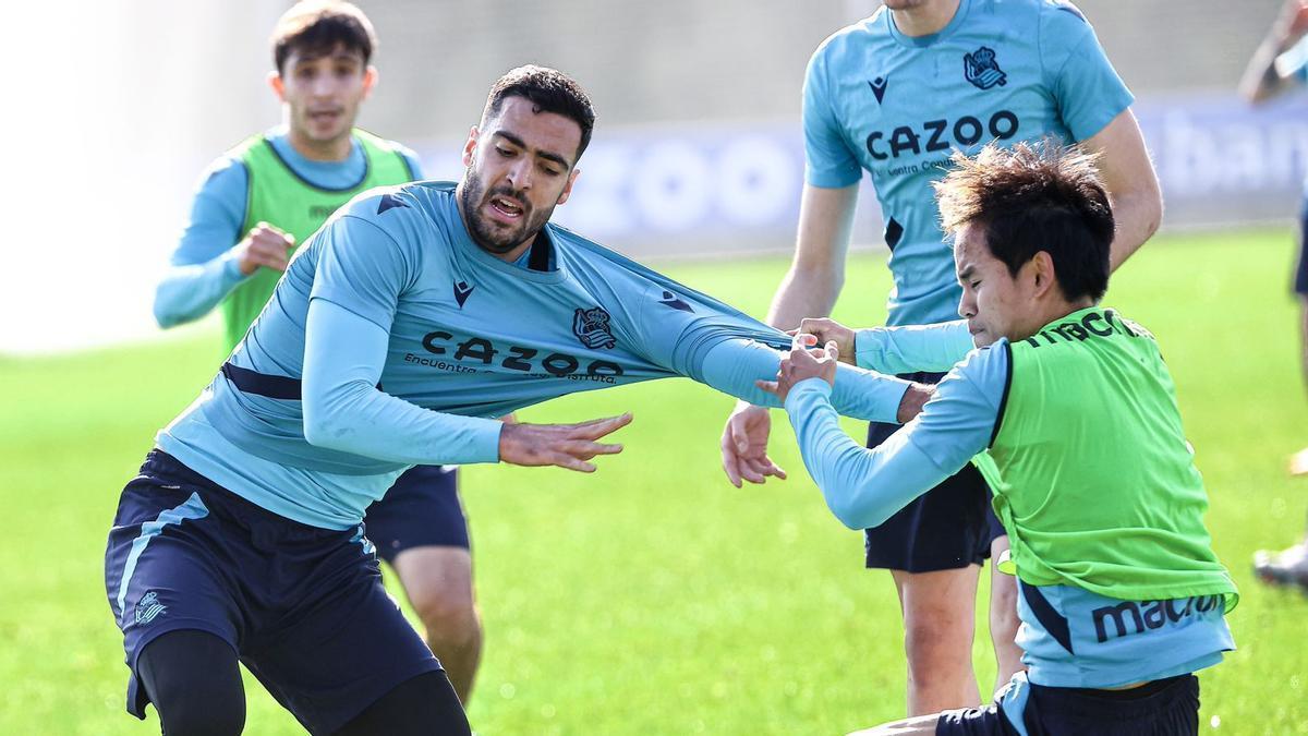 Mikel Merino y Take Kubo forcejean en el entrenamiento de Zubieta.