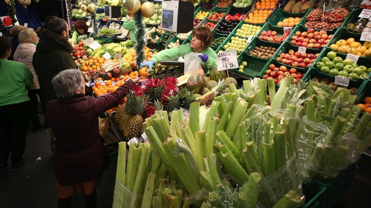 Clientes en un mercado de Pamplona.