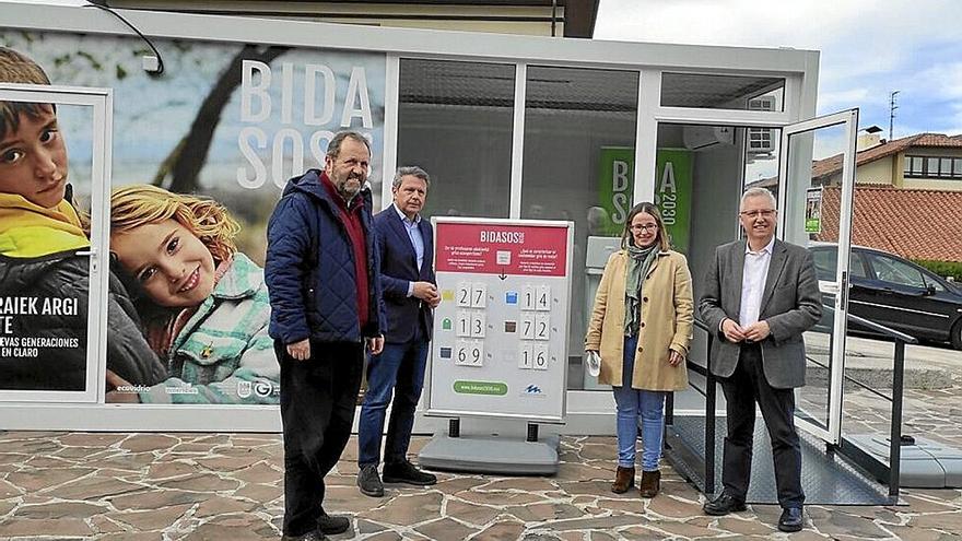 Los alcaldes de Hondarribia e Irun y la gerente de Txinzer junto al diputado foral de Medio Ambiente. | FOTO: N.G.