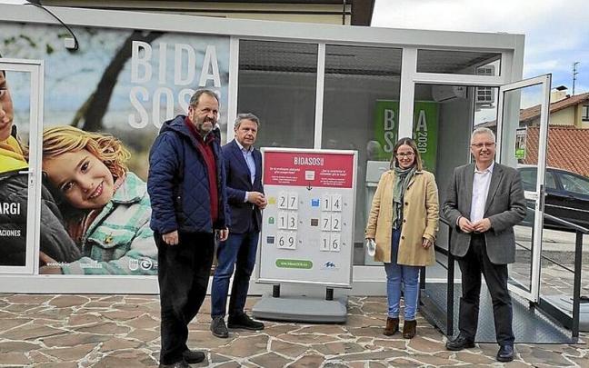 Los alcaldes de Hondarribia e Irun y la gerente de Txinzer junto al diputado foral de Medio Ambiente. | FOTO: N.G.