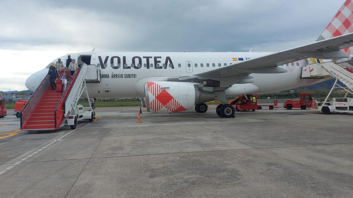 Un avión de Volotea, en la plataforma del aeropuerto de Hondarribia.