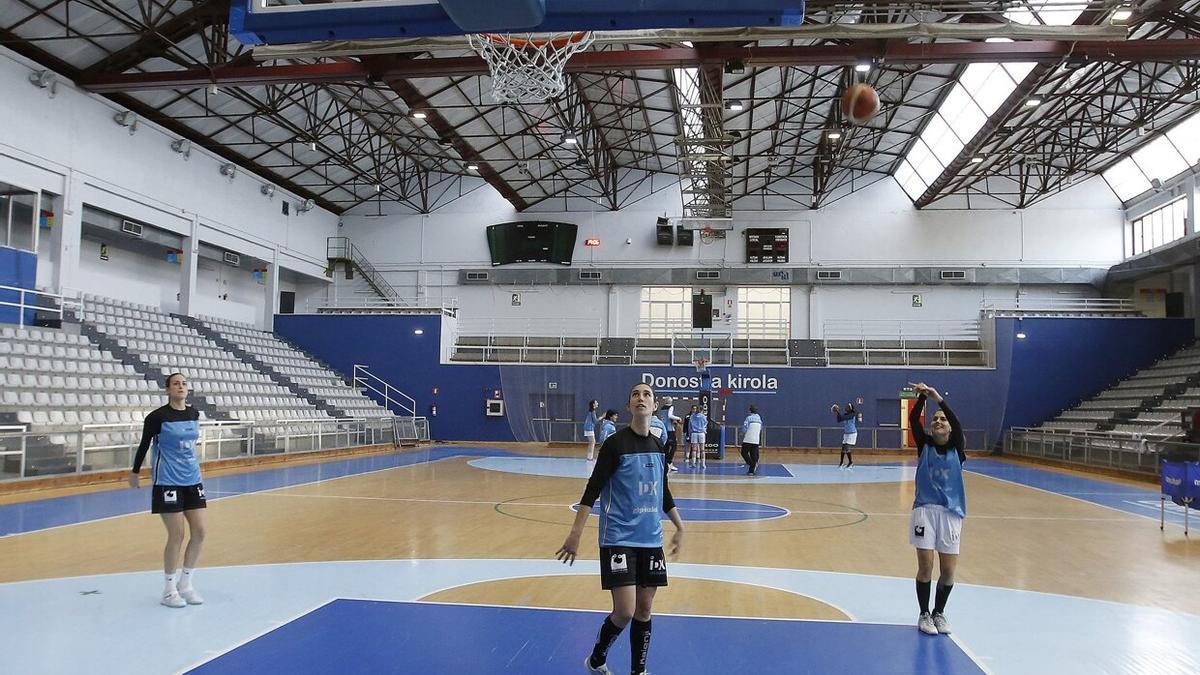 Varias jugadoras del IDK Euskotren, en un entrenamiento en el Gasca.