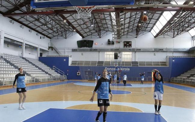 Varias jugadoras del IDK Euskotren, en un entrenamiento en el Gasca.