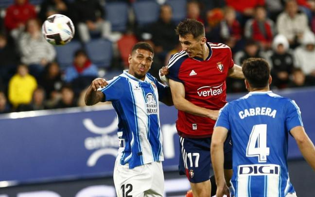 Budimir remata con fuerza a gol. Budimir remata con fuerza a gol.
