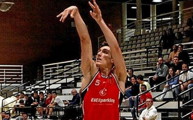 Lobaco tirando a canasta. | FOTO: JON URRIZA