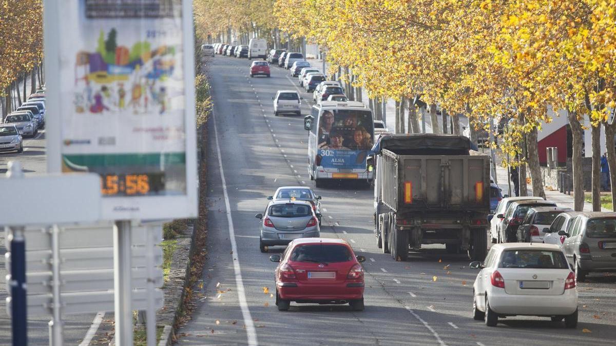 Vehículos circulando por la carretera del Alto de Armentia