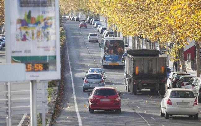 Vehículos circulando por la carretera del Alto de Armentia Vehículos circulando por la carretera del Alto de Armentia