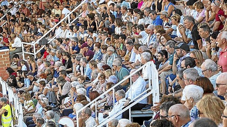 Graderío lleno y atento a las actuaciones.