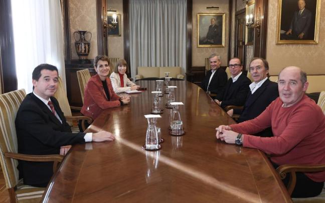 Ángel Martín Unzué, alcalde de Aoiz, primero por la derecha, en la reunión de la tarde del jueves.