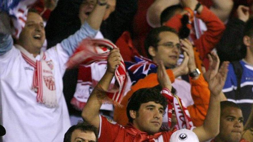 Aficionados del Sevilla FC en una imagen de archivo.