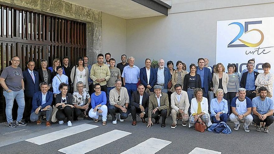 Los participantes se fotografiaron al final del acto en la entrada de la escuela.