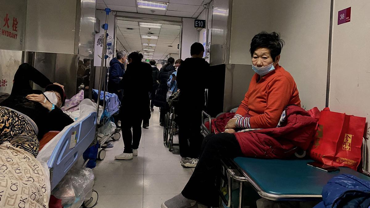 Crece la alarma por el tsunami de contagios en China tras abandonar la política "covid cero"