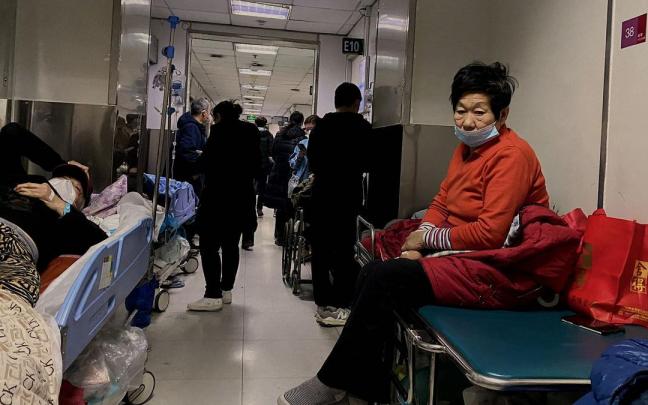 Crece la alarma por el tsunami de contagios en China tras abandonar la política "covid cero" Crece la alarma por el tsunami de contagios en China tras abandonar la política "covid cero"