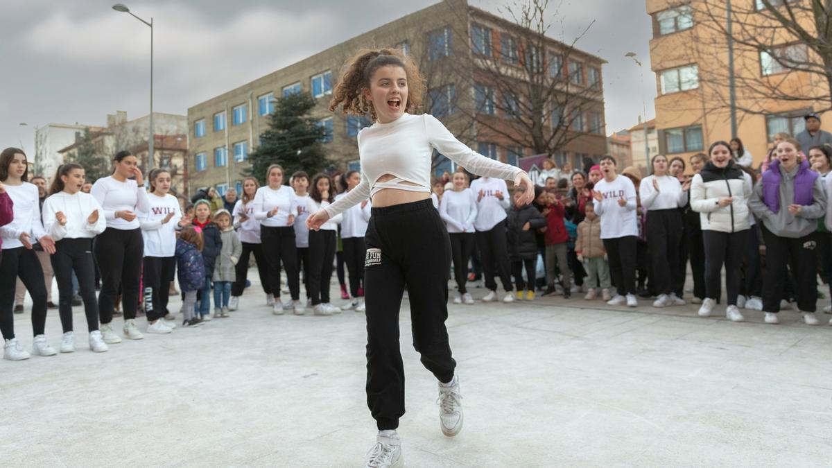 Una niña baila en una de las actividades del festival Gure!