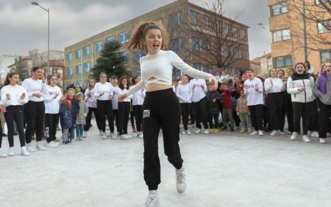 Una niña baila en una de las actividades del festival Gure! Una niña baila en una de las actividades del festival Gure!