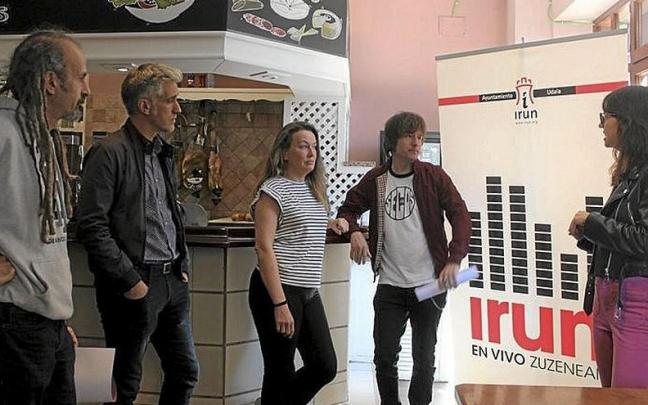 Artistas, hosteleros y responsables municipales este martes | FOTO: J.GUEZALA