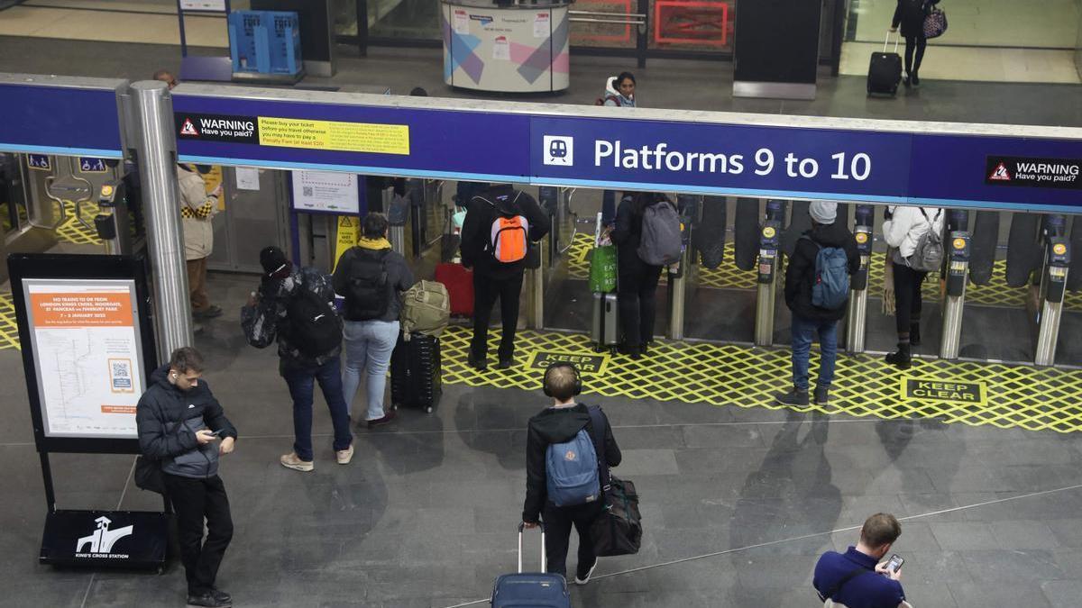 Viajeros en la estación londinense de King Cross.