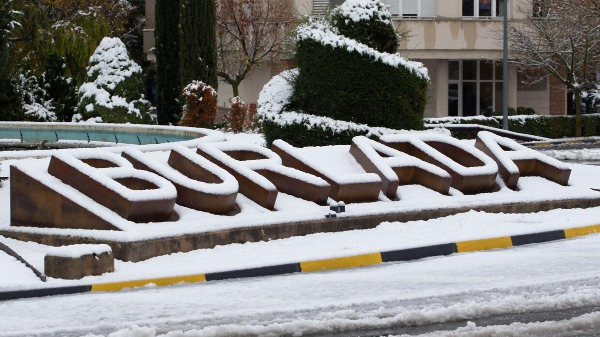 La rotonda de acceso a Burlada, cubierta de nieve en noviembre de 2021.