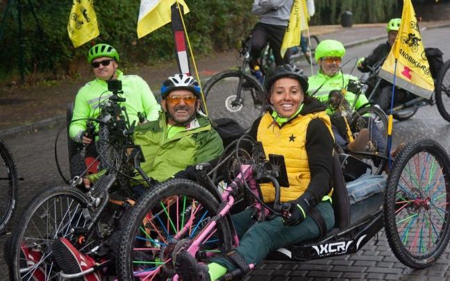 Algunos de los participantes antes de comenzar la marcha en el bosque de Armentia