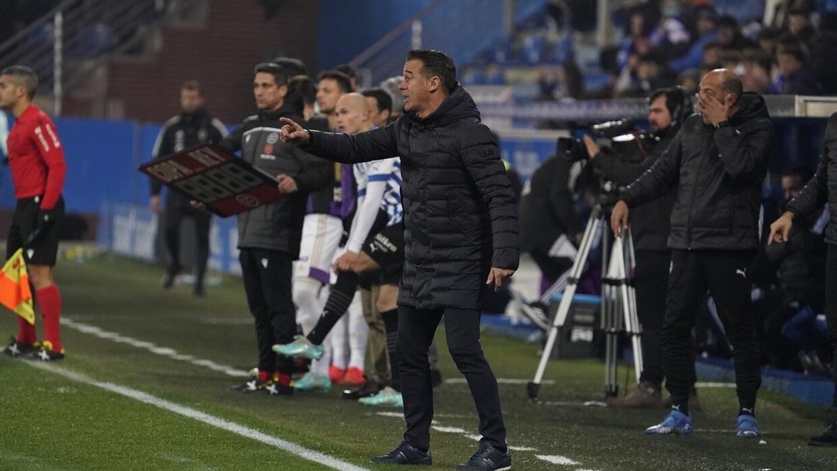 Luis García da indicaciones durante el partido de Copa ante el Valladolid