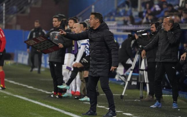Luis García da indicaciones durante el partido de Copa ante el Valladolid