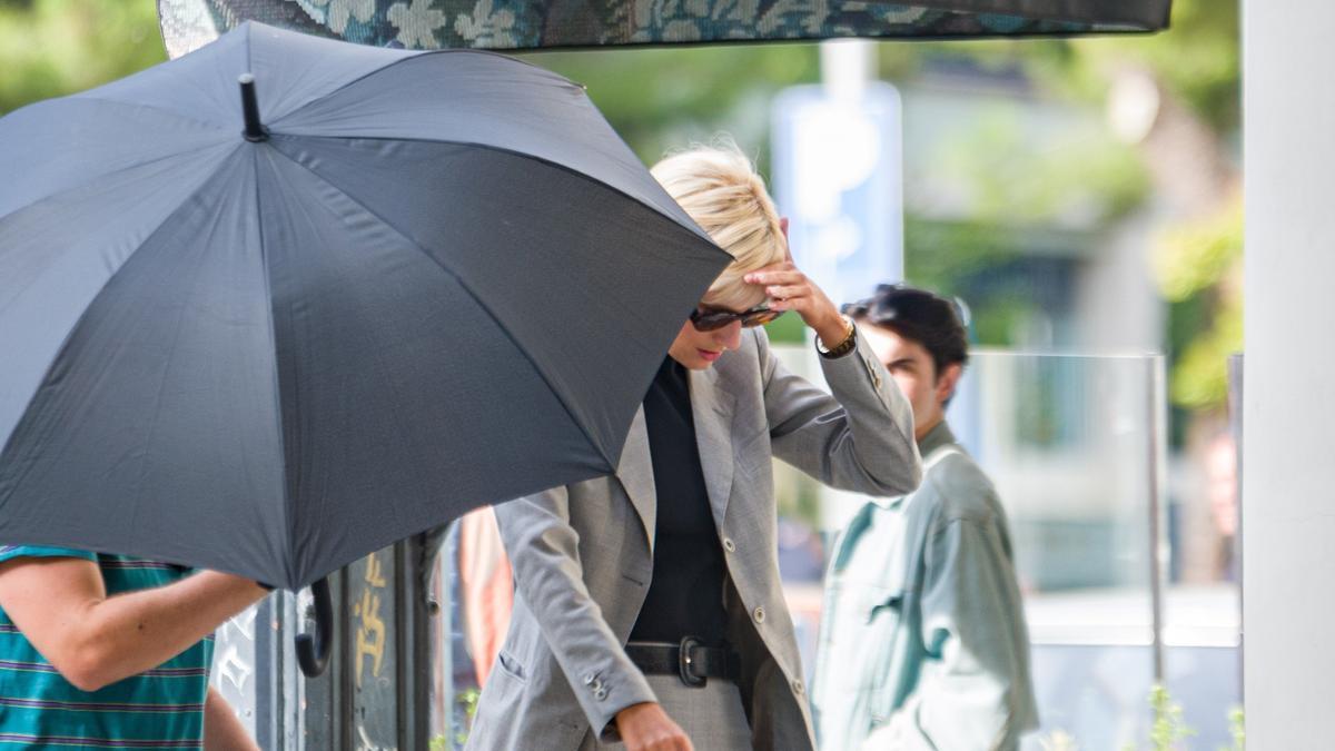 Elizabeth Debicki como Lady Di durante el rodaje de 'The Crown' en Barcelona.