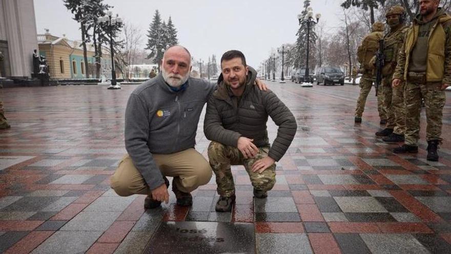 El presidente de Ucrania, Volodimir Zelenski, y el chef José Andrés junto a la placa en su honor en Kiev.